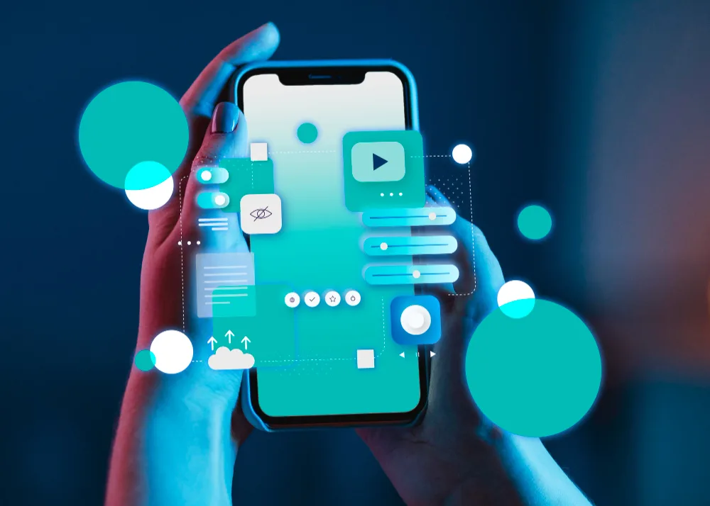 Manos sujetando un smartphone con ilustraciones de elementos de interfaz flotando alrededor